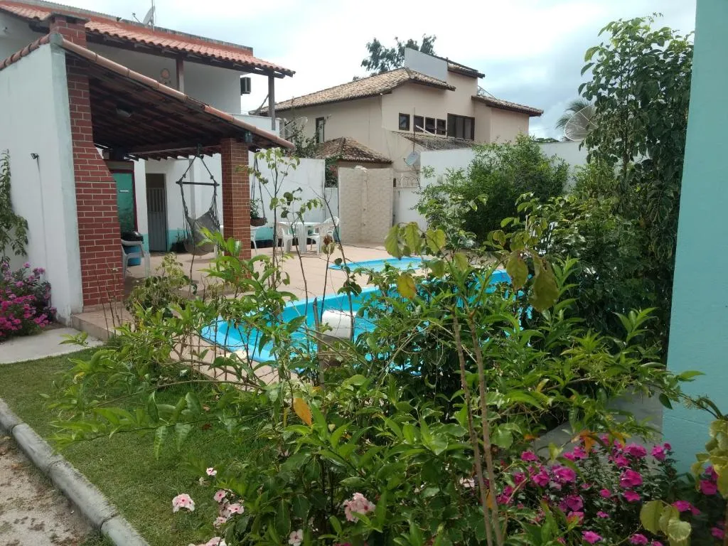 Área da piscina cercada de verde