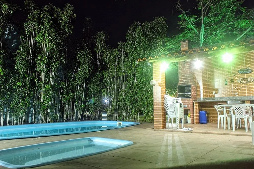 Piscina iluminada à noite
